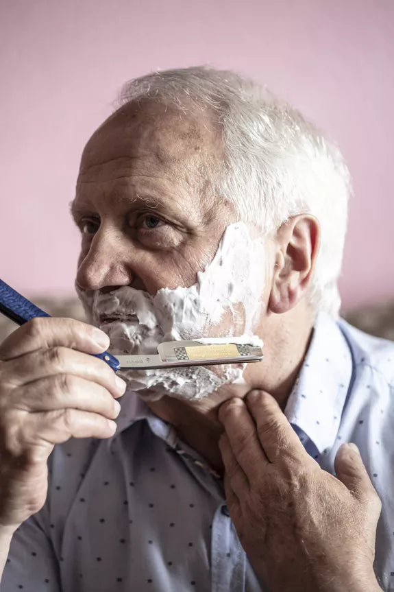 DOVO razor FACHMIT BLUE 136813415 in use