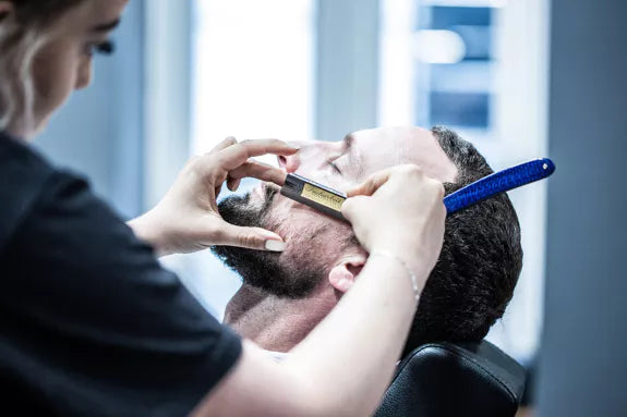 DOVO razor FACHMIT BLUE 136813415 barber using